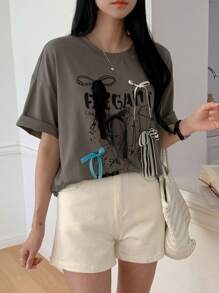 DAZY Camiseta de manga corta con decoración de lazo, estilo de moda callejera de verano para mujer, ropa de vuelta al colegio