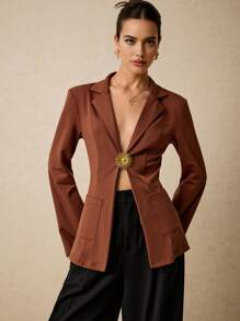 Poéselle Blazer marron chic avec broche de déclaration - parfait pour une élégance sans effort, un style de bureau chic et des tenues de soirée, blazer élégant pour femmes, vêtements de bureau pour femmes - Taupe - Voir 1