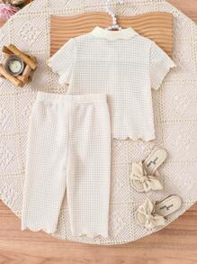 SHEIN Vintaside Kids Bộ đồ thường ngày cho bé gái 2 món, áo sơ mi cài nút cổ nhún bèo màu mơ xuân/hè mới & quần ống rộng rộng rãi, trang phục cho bé 1 tuổi, thiết kế tổng thể tối giản và thanh lịch - Màu be - Xem 2