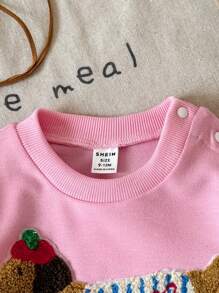 SHEIN Playful Pals 2 件套女婴时尚休闲百搭柔软针织面料圆领套头运动衫，带 3D 刺绣、贝雷帽和条纹腊肠犬印花长袖喇叭裤套装 - 彩色 - 查看 5