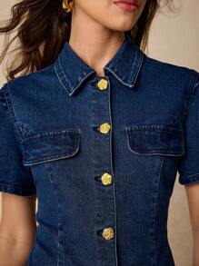 Poéselle 别致的牛仔纽扣迷你连衣裙，带有金色装饰 - 非常适合休闲外出、周末早午餐和轻松的日常风格 - 深色水洗藍 - 查看 6