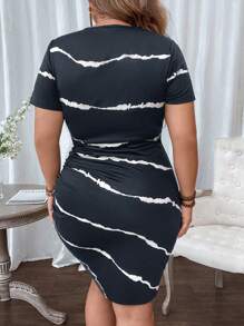 SHEIN LUNE Czarno-biała sukienka w paski z falami i krzyżowymi plisami w dużych rozmiarach z krótkim rękawem