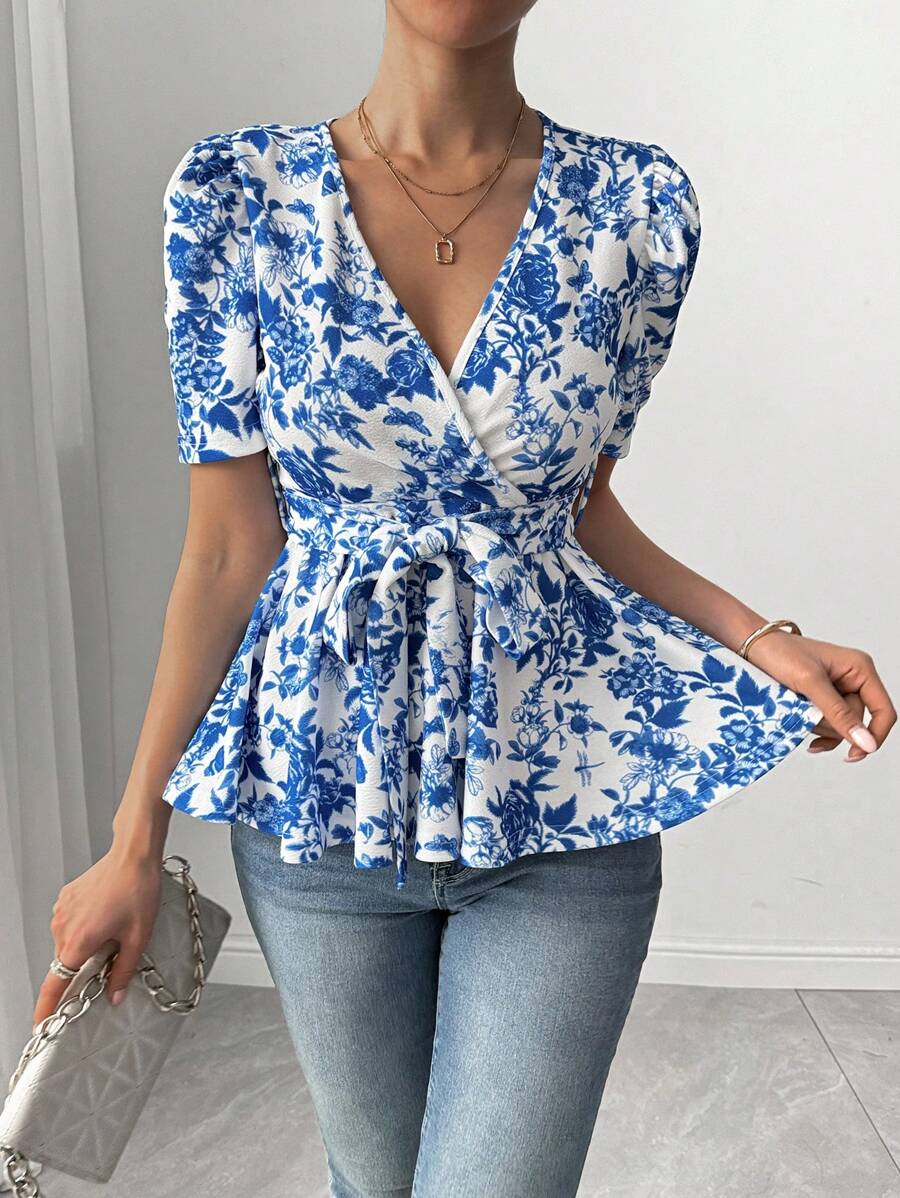 Chiquease Camiseta ajustada de mujer con estampado floral azul elegante, escote en V cruzado y cintura ceñida, para primavera/verano