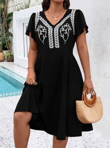 SHEIN LUNE Plus Size Women Letnia Sukienka Z Dekoltem W Serek Haftowana Z Krótkim Rękawem Casual