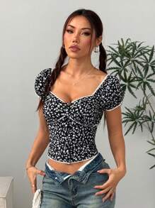 Flirla Blouse à encolure carrée, manches bouffantes et panneaux avec imprimé floral noir éparpillé pour femmes