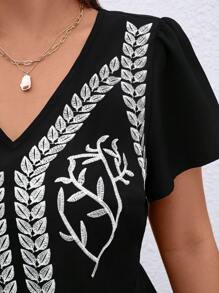 SHEIN LUNE Plus Size Women Letnia Sukienka Z Dekoltem W Serek Haftowana Z Krótkim Rękawem Casual