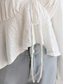 Soleia Blusa de manga larga con volantes en el bajo para mujer talla grande para vacaciones, escote en V, manga abullonada, color blanco texturizado, apta para citas, tardes de té - Blanco - Ver 6