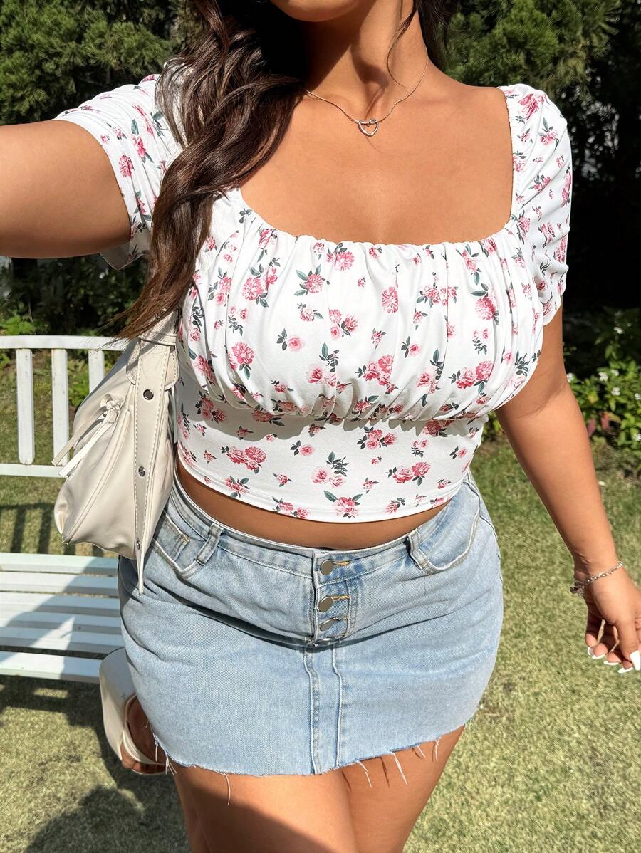 CovetEZ Camiseta corta con volantes con estampado floral menudo en rosa para tallas grandes, top lindo para primavera/verano - Multicolor - Ver 1