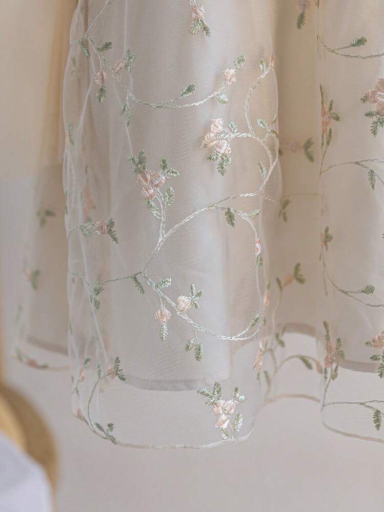 SHEIN Dreamara Vestido mini de talla grande con bordado floral romántico, diseño evasé y mangas largas acampanadas para mujer, ideal para vacaciones de primavera - Blanco - Añade 5