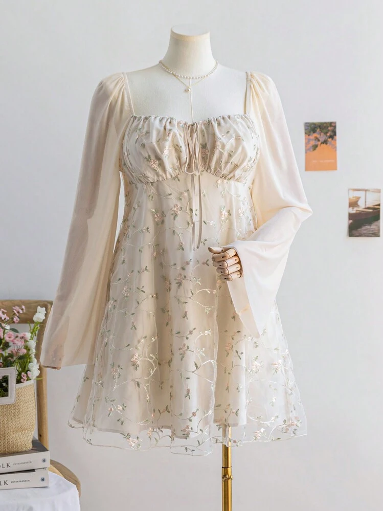 SHEIN Dreamara Vestido mini de talla grande con bordado floral romántico, diseño evasé y mangas largas acampanadas para mujer, ideal para vacaciones de primavera - Blanco - Añade 7