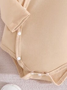 SHEIN Playful Pals Este conjunto de 3 piezas de pelele está diseñado bellamente con materiales de alta calidad, brindando total comodidad y conveniencia para bebés y niños pequeños. El conjunto incluye tres peleles, cada con diseños y detalles diferentes para satisfacer las diversas necesidades de uso de los bebés en diferentes ocasiones.