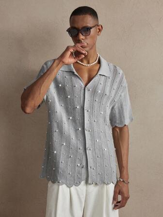 SHEIN X ELOISA & ORSON AKNOTIC Suéter tipo polo de punto casual y elegante para hombres con decoración de perlas de ganchillo, ajuste elástico, adecuado para verano, vacaciones, atuendos diarios, fiestas, parejas