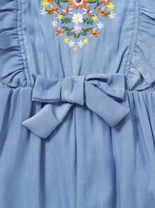 Baby Girl Spring/Summer New Leisure Vacation Style Blue Romper, Made Of Lightweight Denim Effect Fabric, With Floral Embroidery And Ruffle Short Sleeves, Creating A Sweet And Fresh Vibe