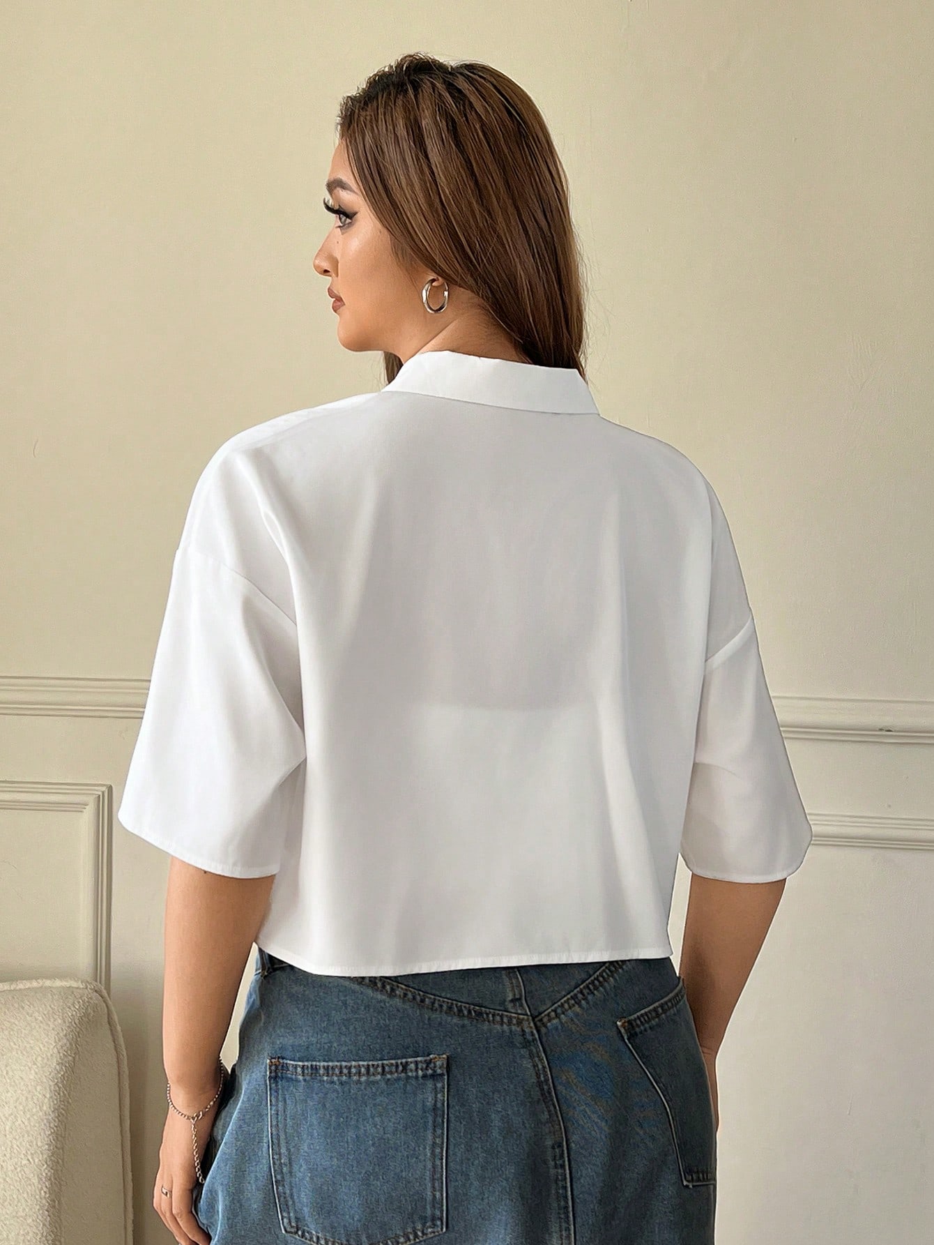 GalTyme قميص أبيض كاجوال واسع الحجم ذو طابع بسيط و...