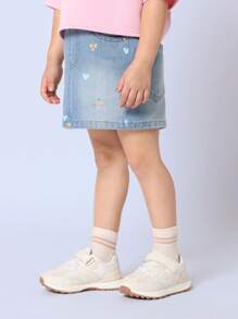 SUMWON 弹性腰部牛仔迷你裙，带有心形和花卉图案刺绣细节，儿童休闲装，四季时尚女童日常裙子 - 淺藍色 - 查看 1
