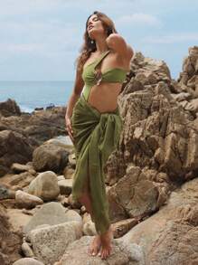 Swim Vcay Set de 2 piezas: Falda maxi de playa con abertura lateral, en color verde sólido y textura elegante asimétrica y hueca + Traje de baño entero, en estilo boho con detalles florales 3D para festivales