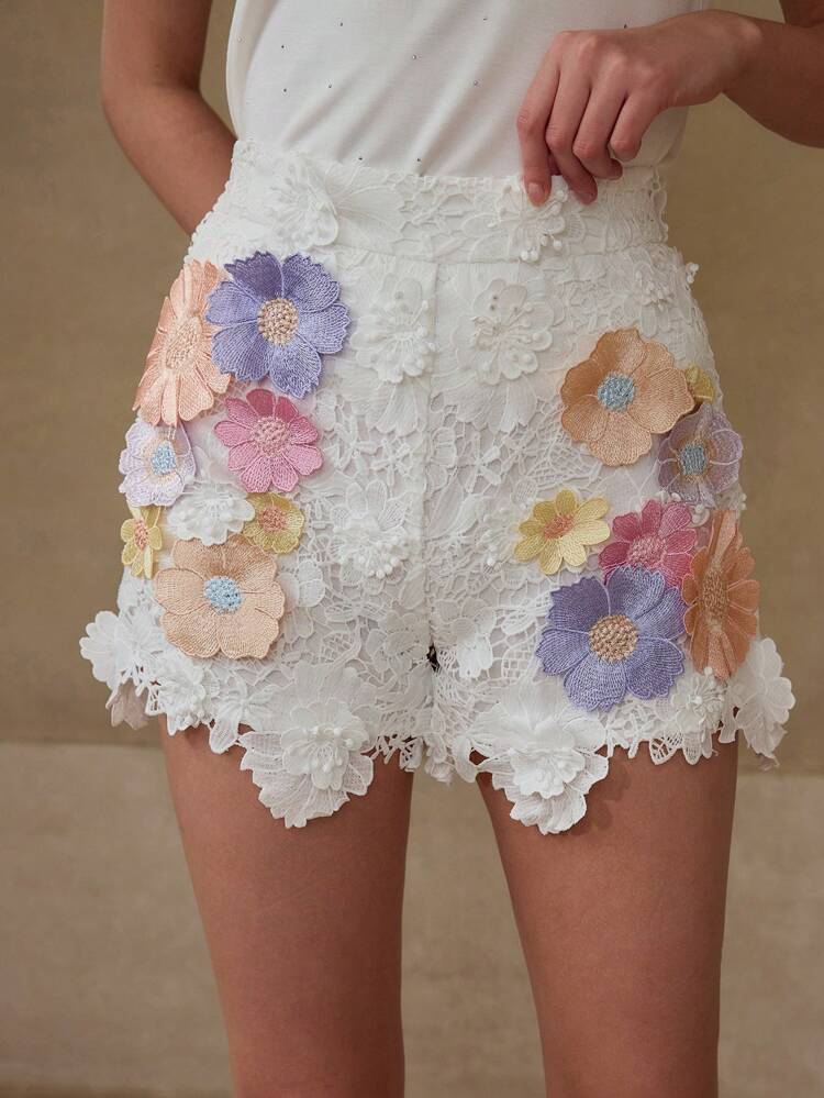 FLOWER APPLIQUES ELASTIC WAIST SHORTS