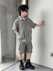 2 pezzi Completo per ragazzo preado casual, composto da camicia con colletto e tasche con toppe in colore unito a maniche corte e pantaloncini in tessuto leggero, adatto per scuola, giardino, spiaggia, compleanni, primavera/estate - Verde - Visualizzare 7