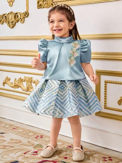 SHEIN 2 件套女婴套装：可爱领口贴花衬衫和提花裙