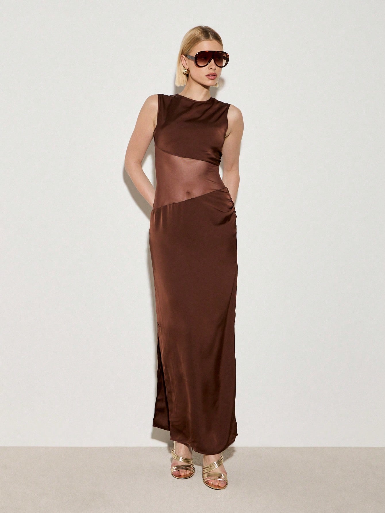 Robe longue sirène à décolleté en V profond et col licou