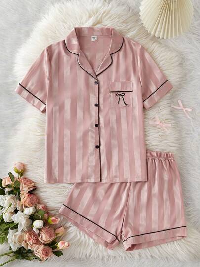 Set de 2 piezas de pijama de manga corta y pantalón corto con cuello bordado de moño y estampado de rayas clásico para adolescentes, ropa de uso en casa