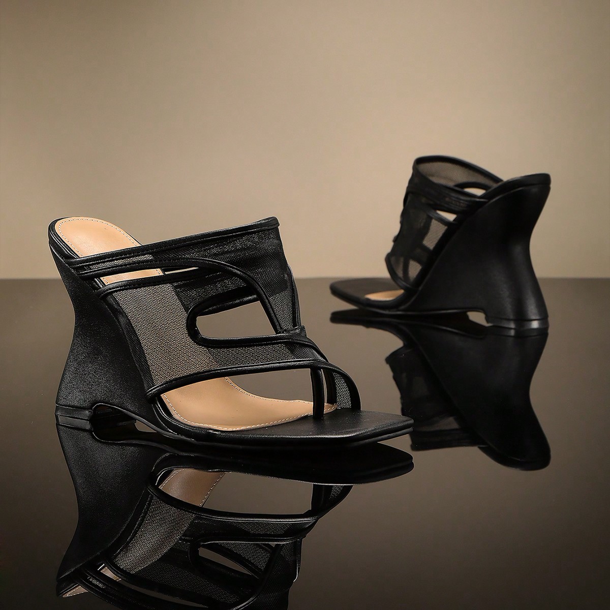 Sandalias de tacón alto negro con malla, diseño asimétrico con adorno de correa, cuña, adorables, sensuales, femeninas y básicas para fiestas