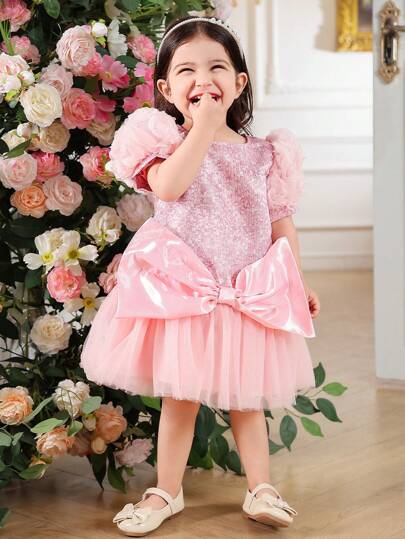女婴粉色公主裙，薄纱泡泡袖设计，超大蝴蝶结装饰，亮片印花面料搭配薄纱拼布