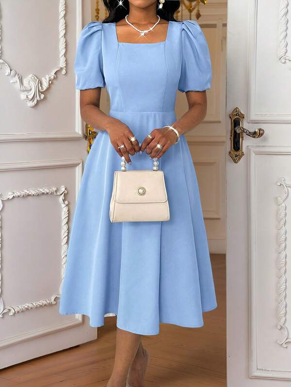 Lyxana Élégante et élégante robe évasée à manches bouffantes, taille cintrée et décolleté carré. Couleur bleue, convient pour les occasions décontractées et les rendez-vous