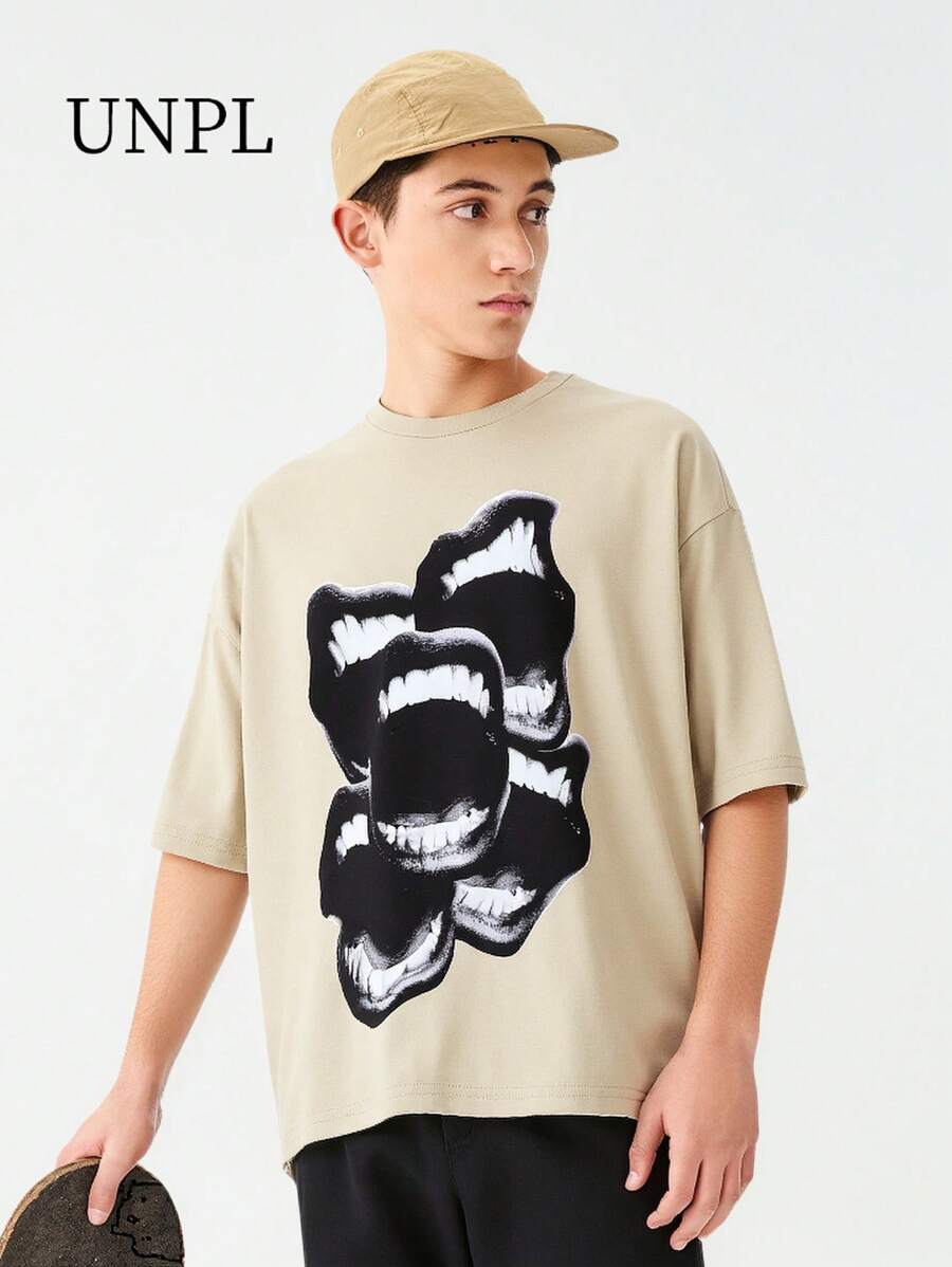 SHEIN 1 件青少年男童休闲街头风格夏季宽松超大短袖 T 恤，“时尚米色 T 恤，夸张的大嘴巴图案设计，彰显个性、机智和幽默！这款 T 恤采用优质面料制成，穿着舒适，款式简洁大方，没有过多的装饰，展现出更时尚的外观。大嘴巴图案采用黑色作为主色调，搭配卡通风格设计，让人一见倾心。”