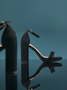 SHUZIA 节日必备女士黑色粗跟凉鞋 – 简约系带和踝扣，低调奢华又舒适