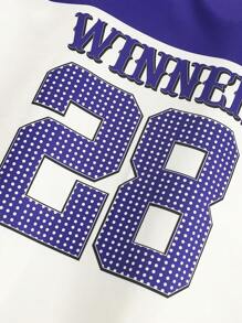 1 套年轻男孩时尚大字母标语和数字数码印花超大 T 恤搭配短裤套装