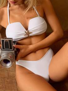 SHEIN Swim Set de 2 piezas Bikini de corte alto con decoración metálica y efecto levantador para mujeres, ideal para vacaciones de primavera, playa de verano y festivales - Blanco - Ver 3