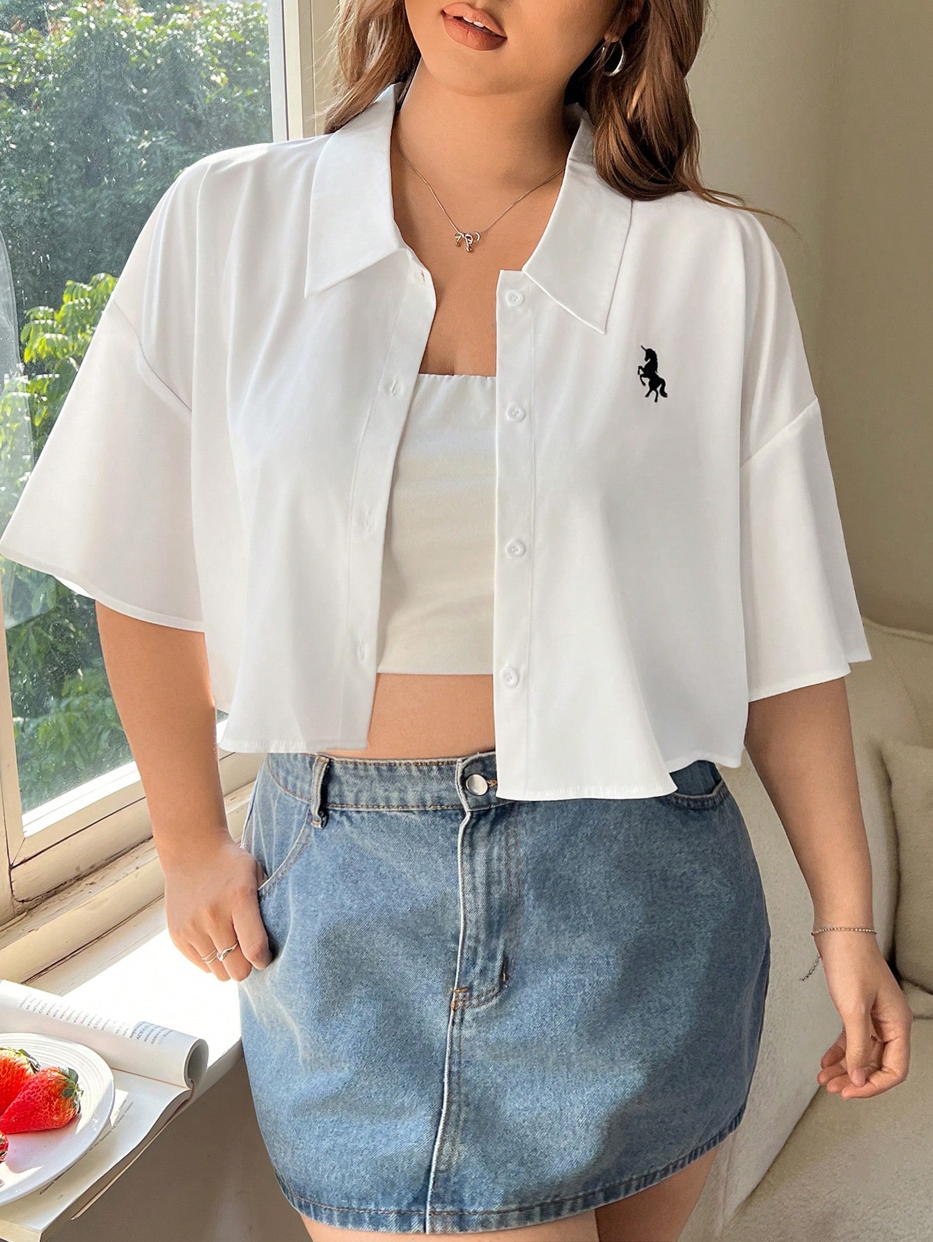 GalTyme قميص أبيض كاجوال واسع الحجم ذو طابع بسيط و...