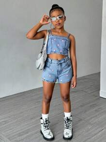 Conjunto de 2 piezas de estilo Y2K para vacaciones para niñas preadolescentes, nuevo y a la moda, conjunto versátil diario casual con top de tirantes acanalado floral de efecto vintage desgastado y shorts de efecto denim - Azul lavado medio - Ver 1