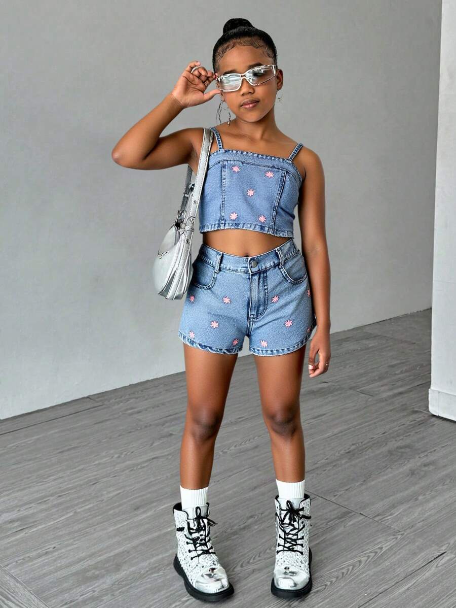 Conjunto de 2 piezas de estilo Y2K para vacaciones para niñas preadolescentes, nuevo y a la moda, conjunto versátil diario casual con top de tirantes acanalado floral de efecto vintage desgastado y shorts de efecto denim - Azul lavado medio - Ver 1