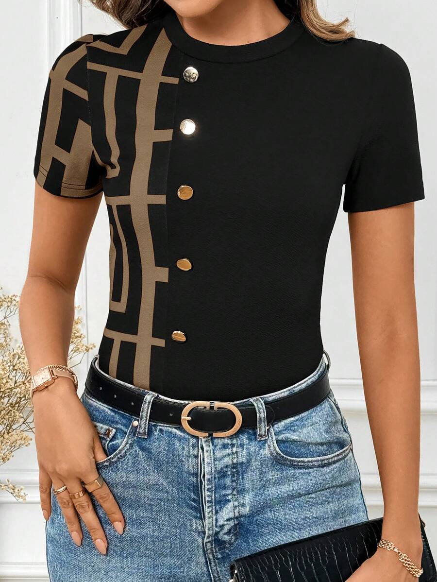 SHEIN Clasi Áo thun cổ tròn trang trí nút màu tương phản, tối giản và thời trang cho trang phục thường ngày - Cà phê nâu - Xem 1