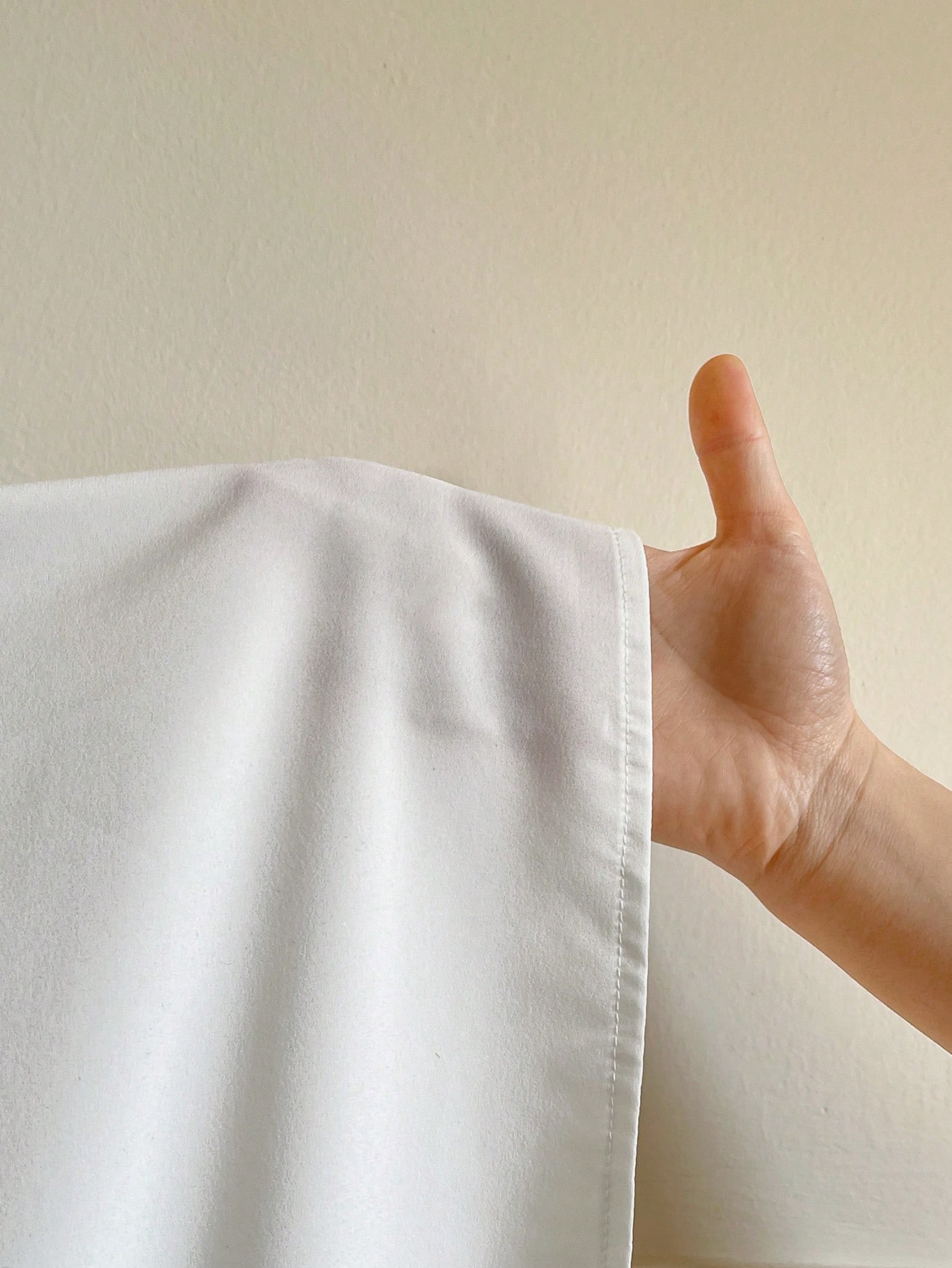 GalTyme قميص أبيض كاجوال واسع الحجم ذو طابع بسيط و...