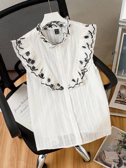 女士米色纹理编织面料立领荷叶边前部双刺绣花卉下摆纽扣门襟无袖优雅衬衫，适合外出和搭配喇叭牛仔裤、中长裙、母子装（2 套单独出售）