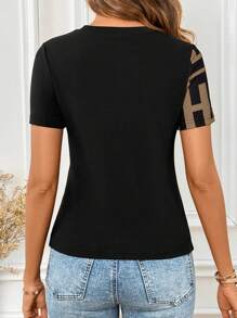 SHEIN Clasi Áo thun cổ tròn trang trí nút màu tương phản, tối giản và thời trang cho trang phục thường ngày - Cà phê nâu - Xem 2