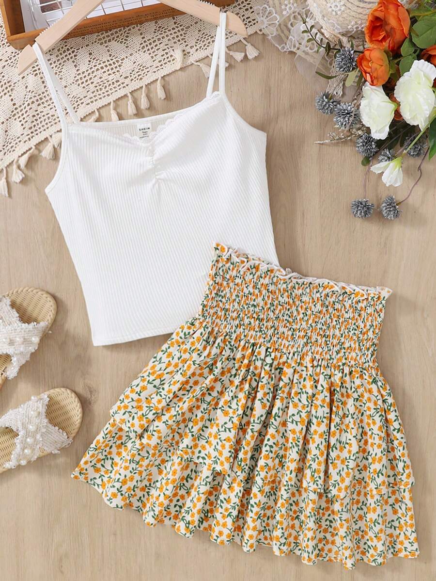 SHEIN Set de 2 piezas para niñas adolescentes: Camiseta con volantes y encaje y mini falda con estampado floral ditsy