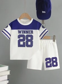 1 套年轻男孩时尚大字母标语和数字数码印花超大 T 恤搭配短裤套装