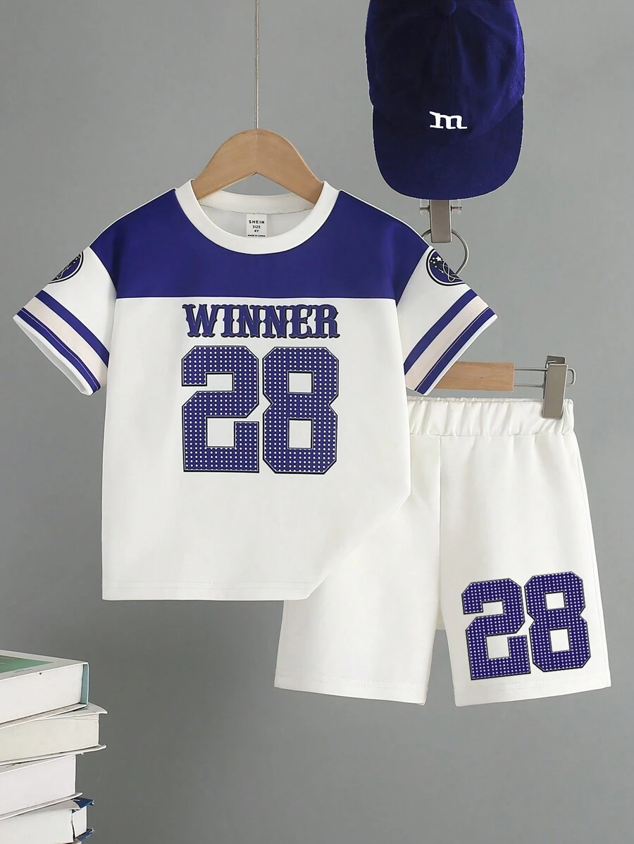 1 套年轻男孩时尚大字母标语和数字数码印花超大 T 恤搭配短裤套装