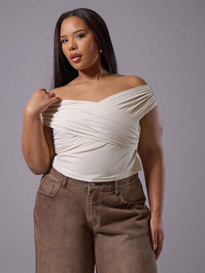 MUSERA Plus size off-shoulder top met soepelvallende draperie, gekruiste bandjes en een getailleerde pasvorm. Een stijlvolle basic top met plooien, perfect voor elke dag, een date, een avondje uit, vakantie of de lente/zomer.