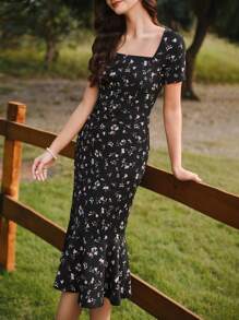 Vintamour Robe d'été élégante vintage à fleurs pour femme, avec manches courtes, col carré et coupe évasée. Tenues de vacances, vêtements d'été pour femme, robe noire, robes d'été pour femme, robes élégantes pour invités de mariage, vêtements d'église pour femme, longues robes pour femme, robe de vacances, vêtements d'été, tenue de croisière, robes de printemps à fleurs