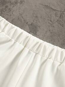 1 套年轻男孩时尚大字母标语和数字数码印花超大 T 恤搭配短裤套装