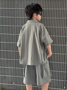 2 pezzi Completo per ragazzo preado casual, composto da camicia con colletto e tasche con toppe in colore unito a maniche corte e pantaloncini in tessuto leggero, adatto per scuola, giardino, spiaggia, compleanni, primavera/estate - Verde - Visualizzare 3