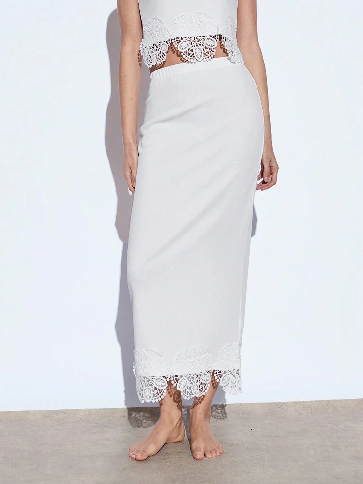 SHEIN Maija Jupe élégante en dentelle blanche cintrée et ajustée, avec empiècement floral. Une jupe chic pour le printemps/été, décontractée et habillée, idéale pour sortir, les fêtes et les invités de mariage