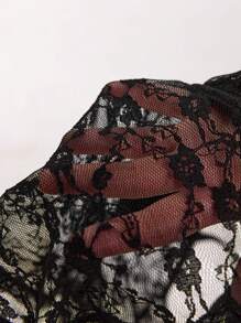 SHEIN BAE Lace Strap Sexy Camisole Crop Top For Women, Suitable For Music Festival Party, Street Style, Daily Wear, Suitable For Baddie/Bombshell Style,Halloween