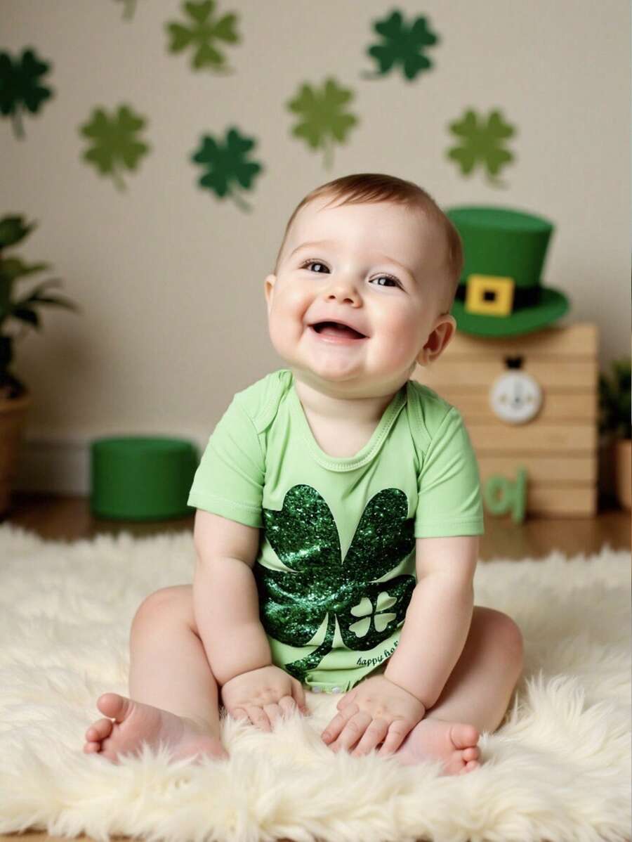 SHEIN Baby Girl Green Summer Casual Holiday Bodysuit,Cute Clover Print Crew Neck Short Sleeve Soft Knit Romper For St. Patrick's Day,Daily Wear,Festivals - Green - View 1