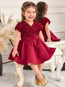 SHEIN Vestido de corta manga, cuello en V y longitud media con diseño elegante, entallado y retro para niña bebé - Rojo - Ver 1